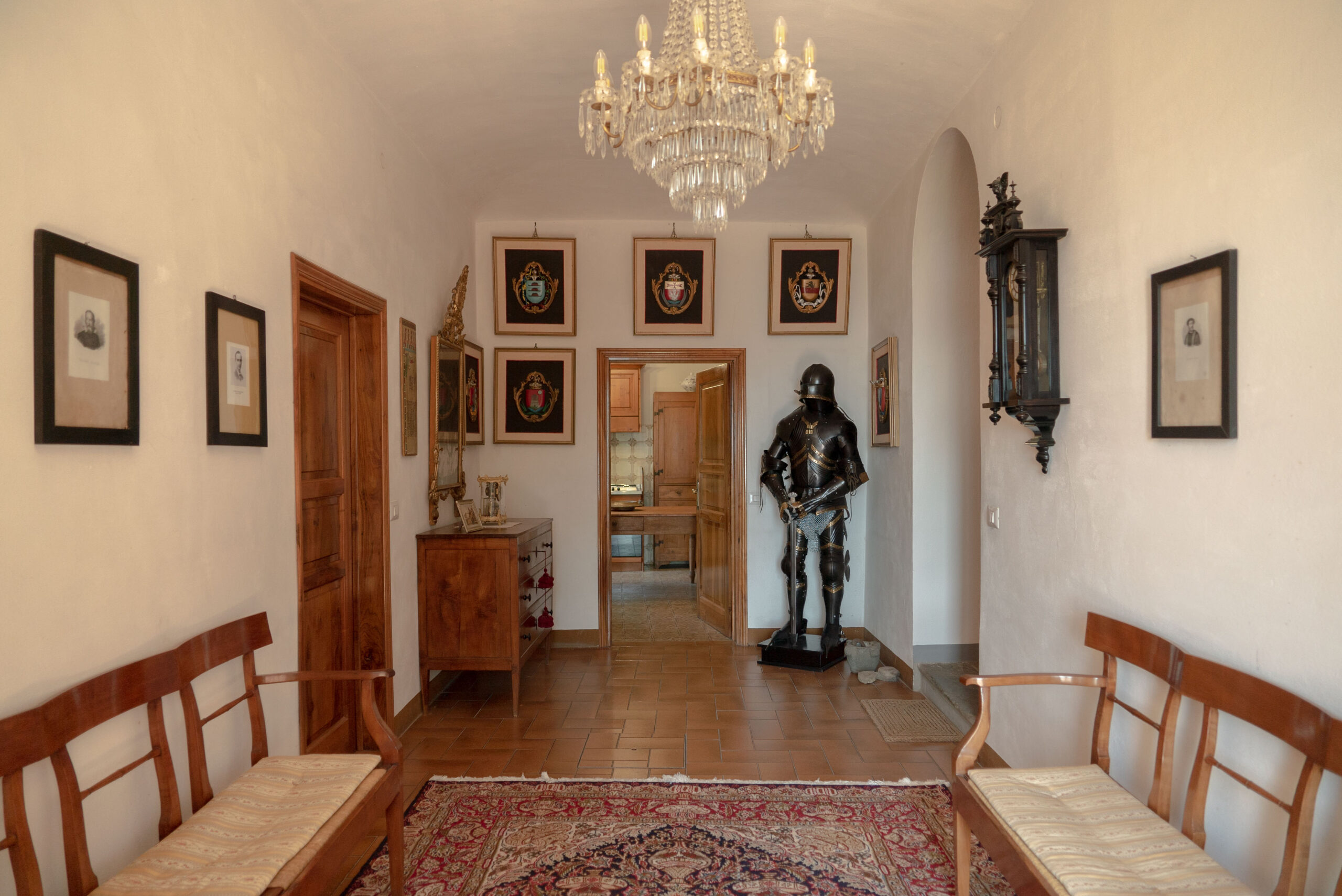 La leggenda epica racconta di Palamidessi il Pagano, segretamente innamorato di Isotta la bionda, sposa di re Marco di Cornovaglia ed innamorata di Tristano, il Pagano è meglio noto come Palamede il Saraceno figlio di Esclabor re di Babilonia amico di Roma, cavaliere valente di Lucio Artorio Casto Dux Vl Legio Vitrix Britanniae. Sempre, secondo la leggenda, il nome e la tradizione nobiliare della famiglia Palamidessi risale al lll secolo d.C., furono poi Duchi di Provenza prima di giungere in Italia al tempo delle invasioni di Unni e Goti che guastarono quelle terre.