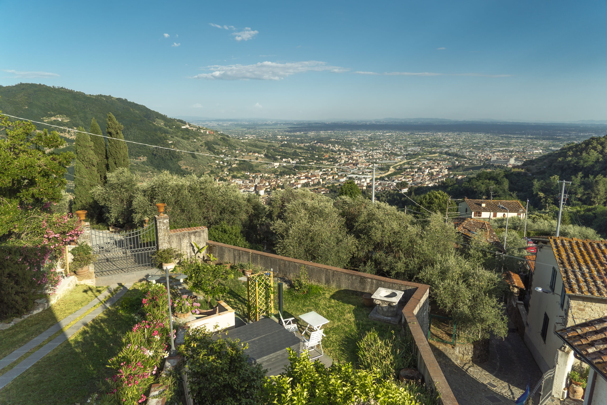 La Villa è una struttura cinquecentesca riedificata su antico castrum medievale dell'XI secolo, con feritoie per balestre ed artiglieria. In epoca preromana fu un'antica fortificazione etrusca del V secolo a.C., al confine con i popoli liguri apuani.   È circondata da un bastione in pietra a secco, che ne fa l'ultimo baluardo contro il nemico. Ha anche un pozzo di falda ed un deposito per il grano, caratteristiche di sopravvivenza dei vecchi castelli.  La zona fu teatro di scontri frequenti fino al XVI secolo.  Dopo l'ultimo incendio, della notte del 30 agosto 1502, il N.H. Crisofano Cappelletti, imprenditore serico dell'epoca e intimo consigliere del Granduca di Toscana, ne fece la sua dimora.   Crisofano Cappelletti, antenato dell'attuale proprietario, riposa nell'attigua pieve dei S.S. Andrea e Bartolomeo.