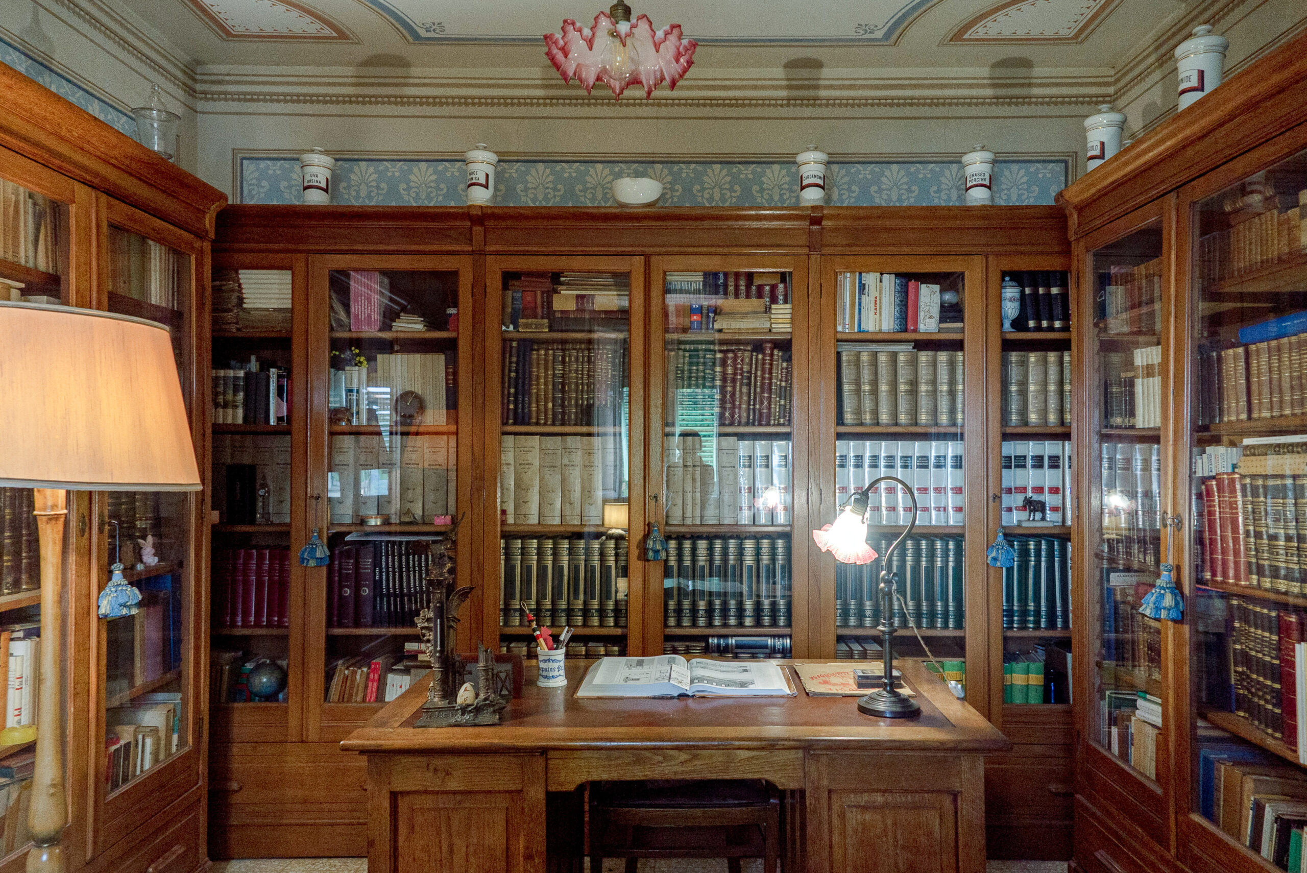 La villa custodisce al sui interno una nutrita biblioteca. Qui vi sono esposte antiche ricette e apparecchiature farmaceutiche in vetro appartenute, dal XVIII secolo, alle antiche farmacie Palamidessi. La biblioteca vanta tra le opere di maggior valore storico e letterario l'edizione completa de "'l'Encyclopédie ou Dictionnaire raisonné des sciences, des arts et des métiers (MDCCLXXI) di D. Diderot e J.B. d'Alembert.