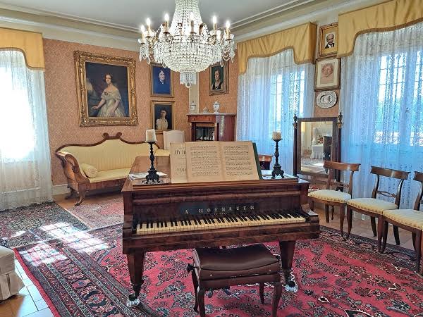 Ancora in villa sono presenti una sala da concerto con un fortepiano Hofbauer, che fu di proprietà del noto musicista e compositore pesciatino dell'Ottocento Francesco Palamidessi, la cui musica fu apprezzata a Parigi e Londra. Sposò Elise Etreillis Pasteur, nipote di Luigi Napoleone, re d'Olanda, dove aveva casa e una biblioteca.