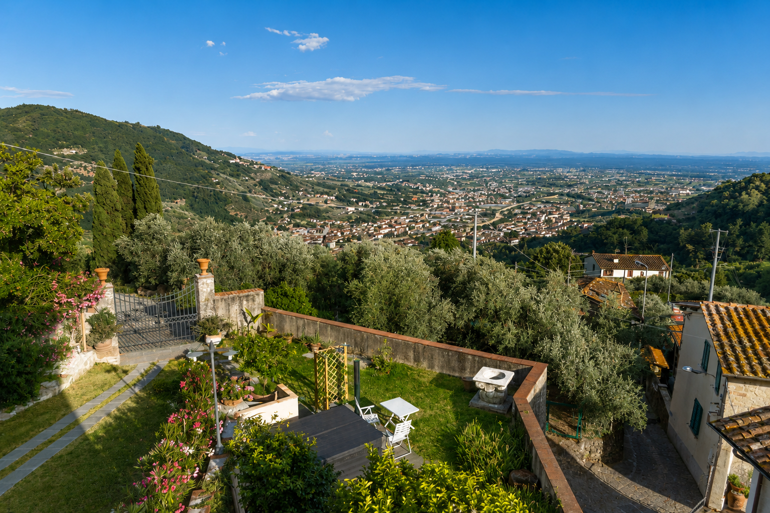 La Villa è una struttura cinquecentesca riedificata su antico castrum medievale dell'XI secolo, con feritoie per balestre ed artiglieria. In epoca preromana fu un'antica fortificazione etrusca del V secolo a.C., al confine con i popoli liguri apuani.   È circondata da un bastione in pietra a secco, che ne fa l'ultimo baluardo contro il nemico. Ha anche un pozzo di falda ed un deposito per il grano, caratteristiche di sopravvivenza dei vecchi castelli.  La zona fu teatro di scontri frequenti fino al XVI secolo.  Dopo l'ultimo incendio, della notte del 30 agosto 1502, il N.H. Crisofano Cappelletti, imprenditore serico dell'epoca e intimo consigliere del Granduca di Toscana, ne fece la sua dimora.   Crisofano Cappelletti, antenato dell'attuale proprietario, riposa nell'attigua pieve dei S.S. Andrea e Bartolomeo.