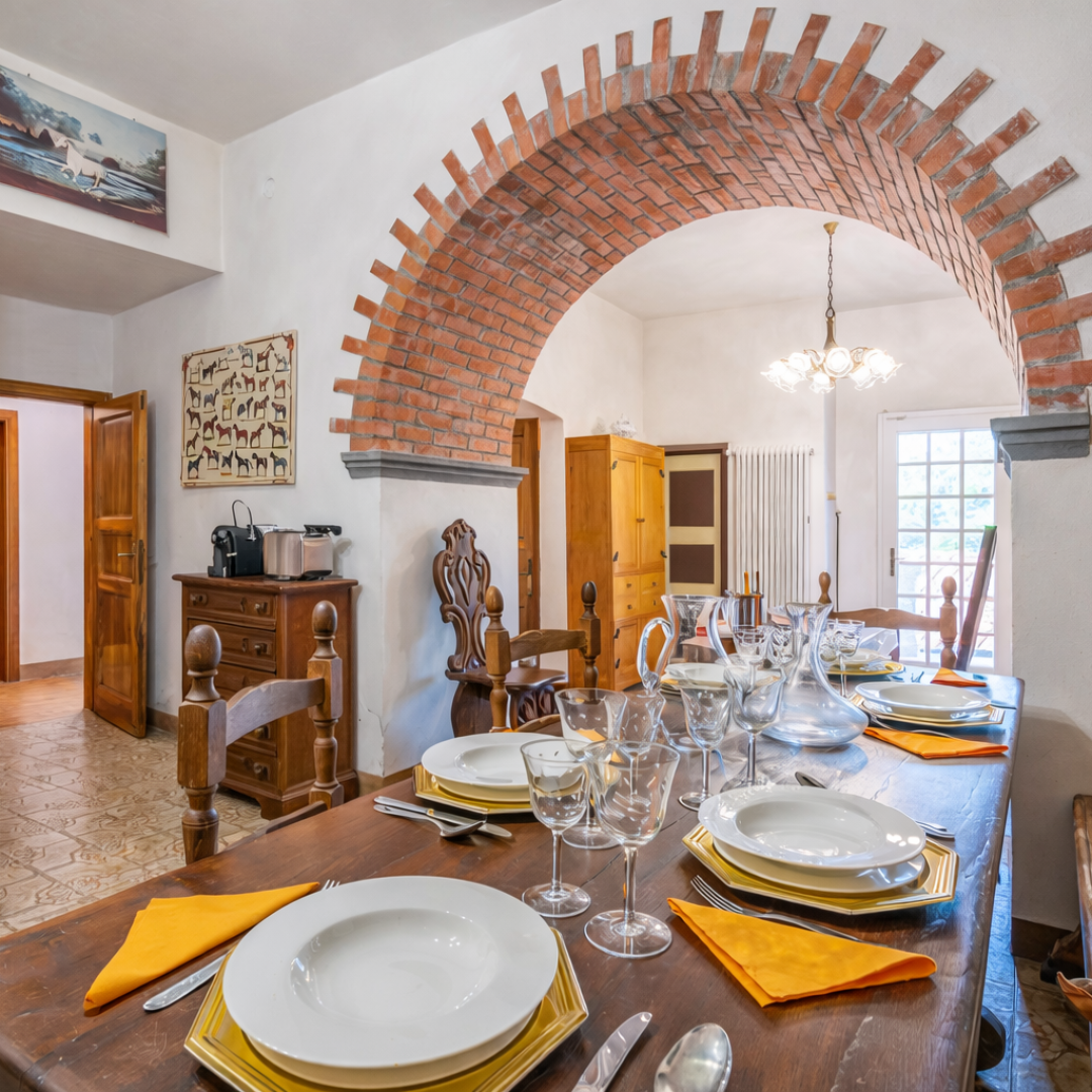 sala-da-pranzo-arco-mattoni-cassettiera-gialla-1